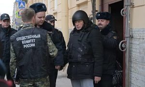 Историка Соколова привезли  на следственный эксперимент  в бронежилете и каске