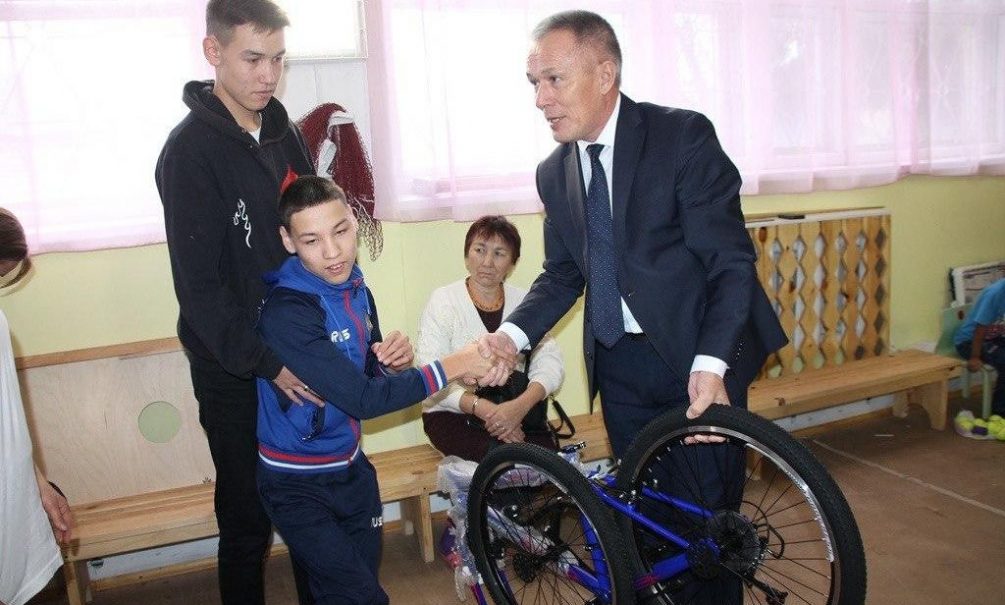 В Башкирии чиновники подарили ребенку с ДЦП велосипед 