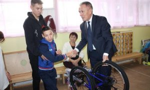 В Башкирии чиновники подарили ребенку с ДЦП велосипед