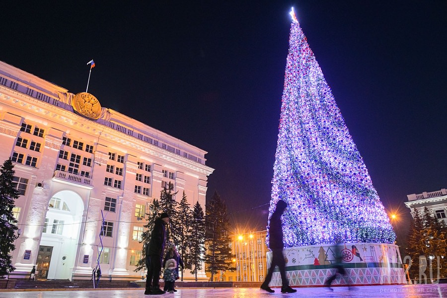 В Кемерове установили елку в три раза дороже Кремлевской 