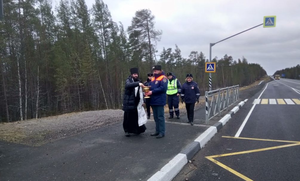 Опасные участки дороги в российском регионе окропили святой водой 