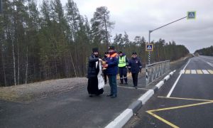 Опасные участки дороги в российском регионе окропили святой водой