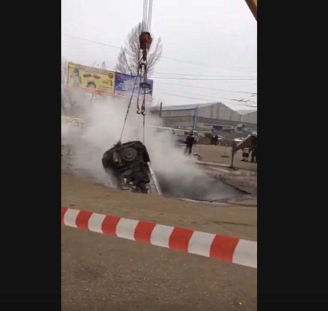 Автомобиль с людьми упал в яму с кипятком в Пензе Автомобиль с людьми упал в яму с кипятком в Пензе