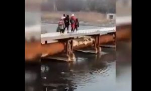 В Кировском районе Казани перекрыли аварийный мост,  по которому ходили школьники