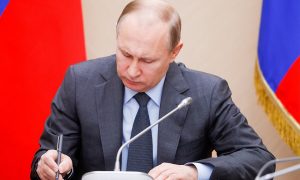 Путин подписал закон о федеральном бюджете на три года с профицитом