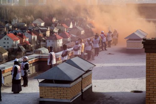 Без жилья 15 лет: отчаявшиеся дольщики забрались на крышу долгостроя