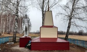 Разбитый памятник героям ВОВ отремонтировали сайдингом