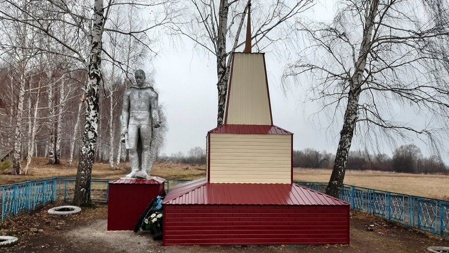 Разбитый памятник героям ВОВ отремонтировали сайдингом 