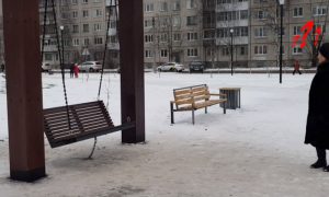 В Архангельске качели приковали к земле, чтобы не качались