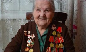 Мошенники обокрали 97-летнюю бабушку, и она стала популярным блогером