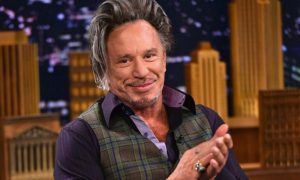 67-летний Микки Рурк закрутил роман с русской моделью, которая младше его в три раза