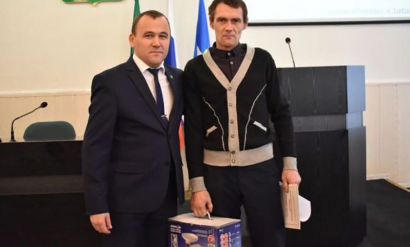 За спасение ребенка при пожаре мужчине подарили мясорубку За спасение ребенка при пожаре мужчине подарили мясорубку