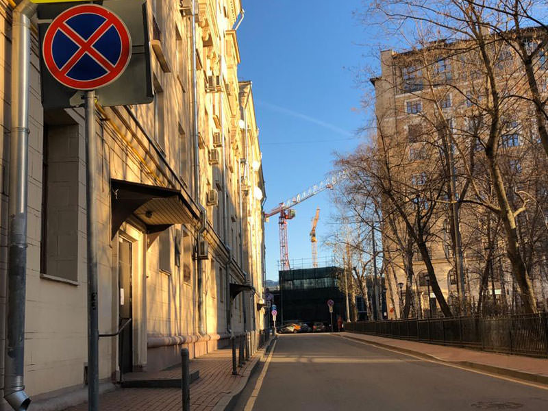 Инвалид не может остановиться у подъезда: москвичи рассказали об абсурдных правилах парковки - Блокнот Россия