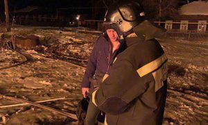 Пожарные спасли восемь человек из горящего дома в посёлке Ис Свердловской области.