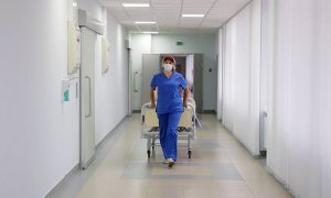 Санитары массово поувольнялись из российских больниц