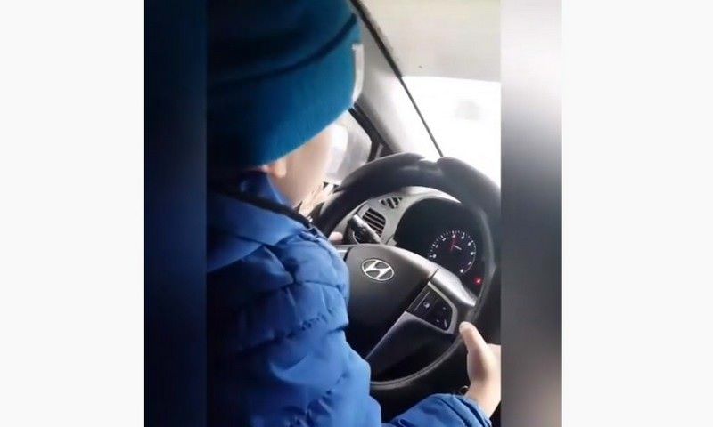 В Татарстане многодетная мать посадила шестилетнего сына за руль на скорости 130 км/ч 