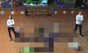 На Алтае вожатый сфотографировал детей лежащими на полу в форме свастики