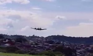 Пилот посадил самолет с туристами без шасси и спас всем жизнь