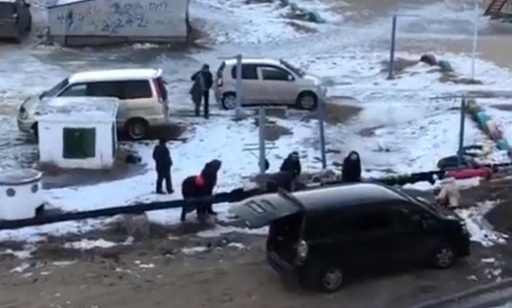 Замерзшие россияне обмотали теплотрассу одеждой и заставили чиновников работать 
