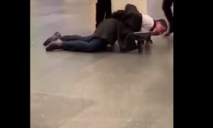 Воющего пассажира увезли из аэропорта на тележке