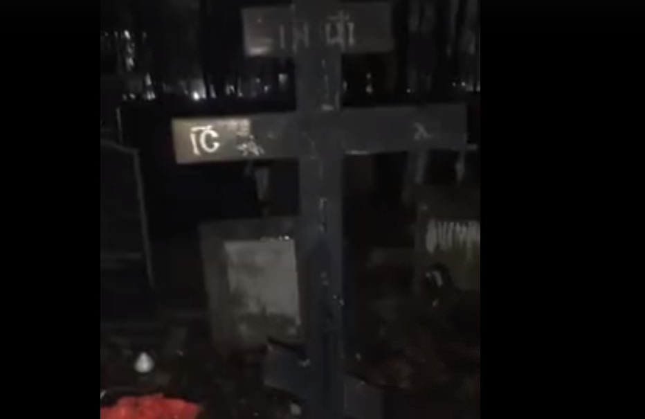 Неизвестные сожгли могилу Децла в Москве 