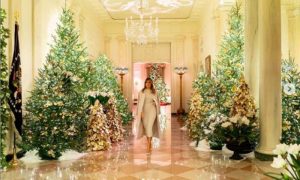 Мелания Трамп показала, как Белый дом украсили к Рождеству