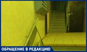 В Москве установили пандус для инвалидов, который ведет к лестнице, а не к лифту