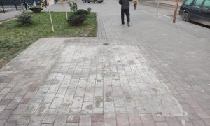 В центре Калининграда рабочие вместо настоящего покрытия на тротуаре нарисовали плитку