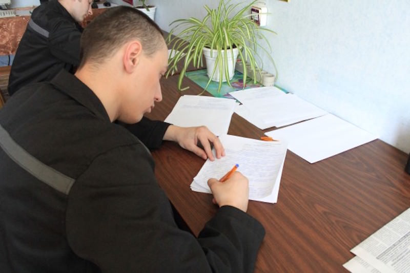 Российских заключенных вынудят писать покаянные письма своим жертвам Российских заключенных вынудят писать покаянные письма своим жертвам