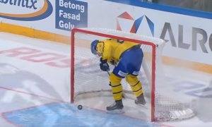 Вратарь сборной Финляндии забил шведам шайбу броском через всю площадку