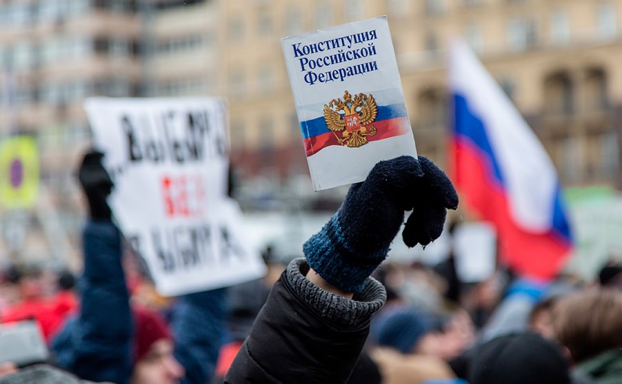 Политологи объяснили, почему россияне готовы поддержать изменения Конституции 