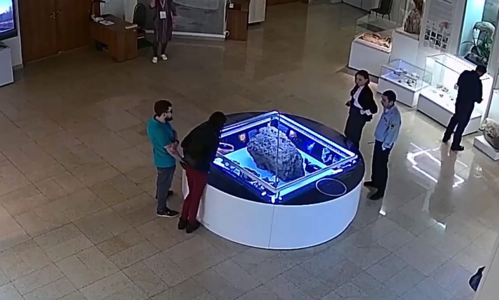 Над челябинским метеоритом самопроизволно раскрылся купол Над челябинским метеоритом самопроизволно раскрылся купол