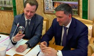Министру экологии России подарили елочный шар с черным снегом из Челябинска