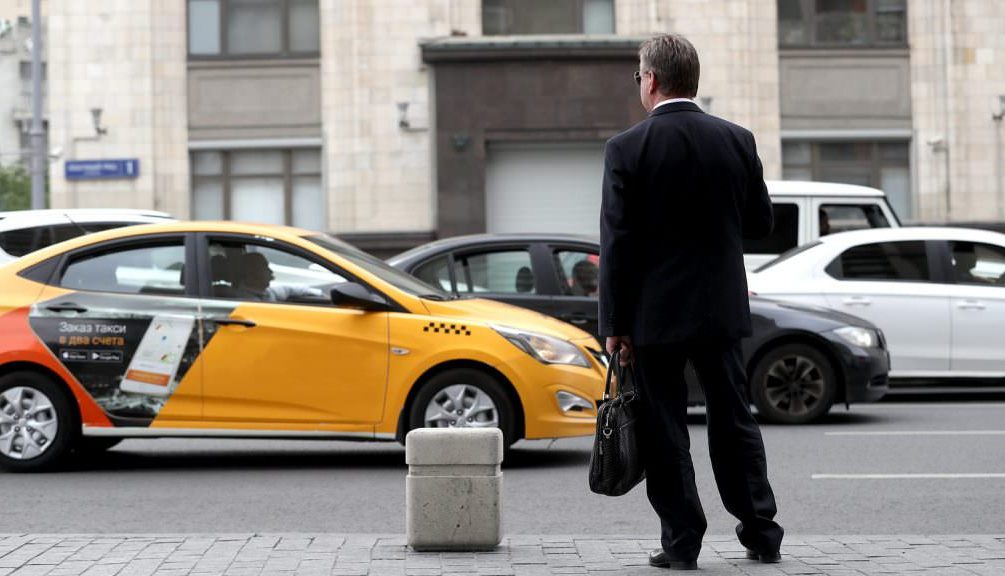 Минфин хочет пересадить чиновников со служебных автомобилей на такси 