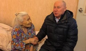 На Ямале мэр поздравил с Новым годом 94-летнюю пенсионерку, снятую с очереди на жилье. Но квартиру не дал