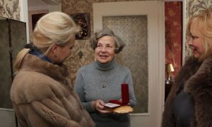 Глава Крыма потребовал выгнать из «Единой России» чиновниц в шубах, пришедших к блокадникам с батоном