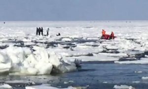 В Сахалинской области 200 рыбаков унесло в море на оторванной льдине