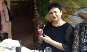 Украинской чиновнице пробили руку из арбалета