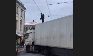 В центре Москвы водитель  фуры перекрыл дорогу ради семерых детей