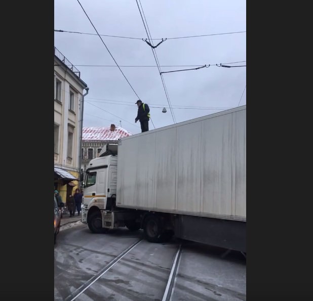 В центре Москвы водитель  фуры перекрыл дорогу ради семерых детей 