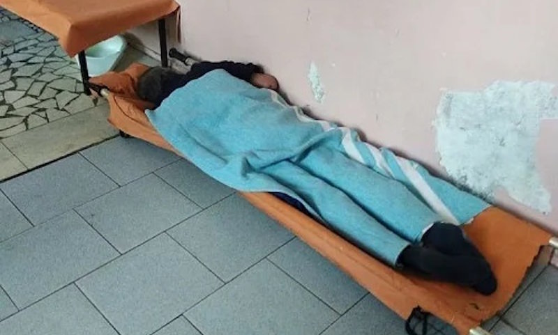 В больнице Ставрополья на видео сняли пациента, который три дня пролежал на полу в коридоре 