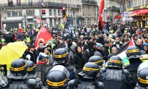 Десятки тысяч французов вышли на акцию протеста против пенсионной реформы