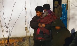 Отца с четырьмя детьми-маугли нашли у костра в Чите