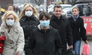 Россиян призвали не носить медицинские маски на улице