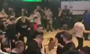 Бойцы и болельщики устроили массовую драку на московском турнире по ММА