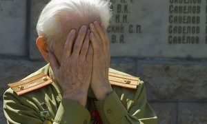 90-летний ветеран целый день ждал депутата, но тот не пришел вручать ему медаль