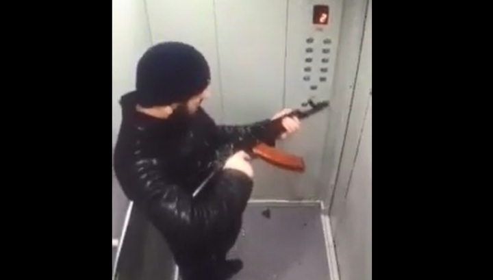 Мужчина открыл стрельбу из автомата во дворе дома в Нижневартовске 
