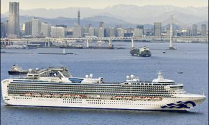 На японском круизном лайнере нашли коронавирус и двух россиян