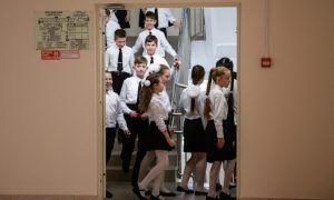 Директор российской школы пристыдила девочку за «толстоватые» ноги в короткой юбке