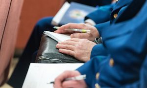 Российских чиновников оденут в военизированную форму